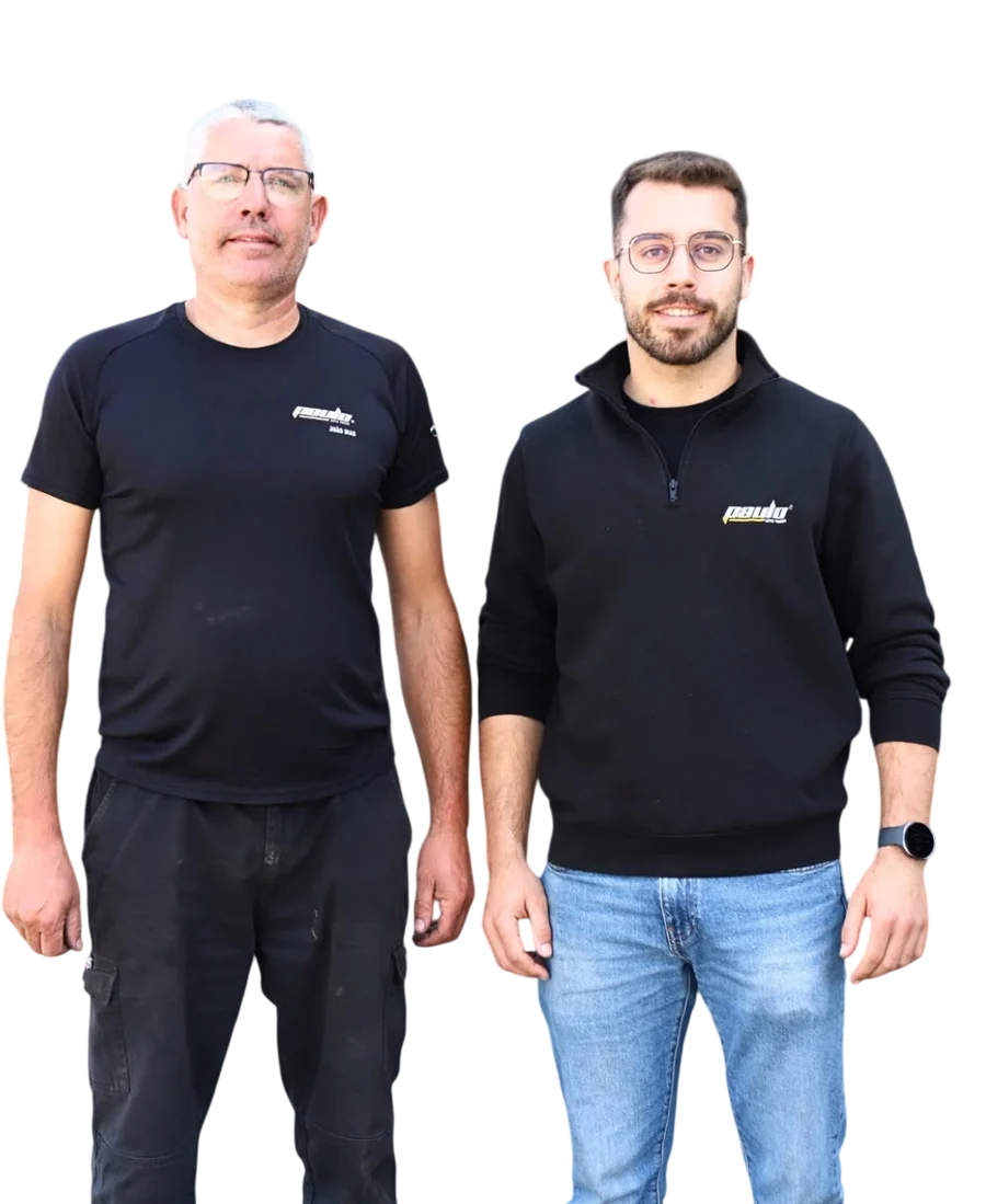 Dois elementos da equipa da Paulo Autopneus e da SolidaCurva, de camisola preta com o logótipo da oficina